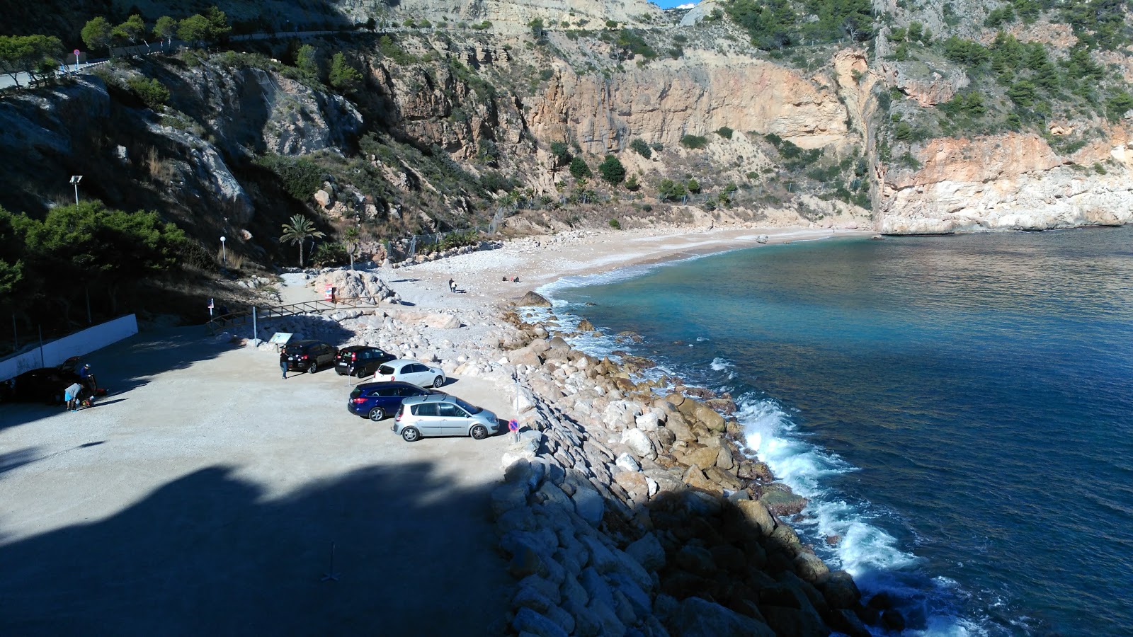 Cala del Moraig'in fotoğrafı dağlarla çevrili