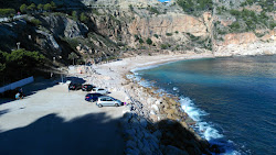 Cala del Moraig'in fotoğrafı dağlarla çevrili