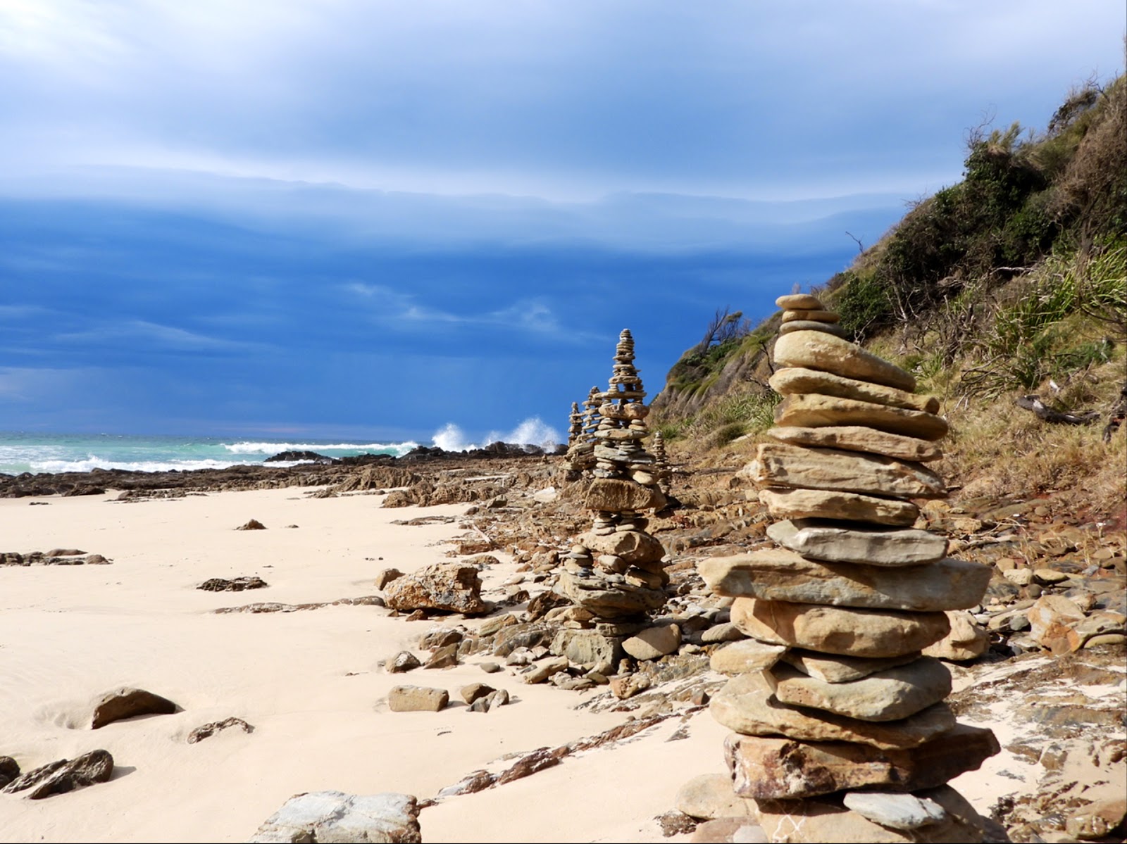 Photo de Potato Point Beach entouré de montagnes
