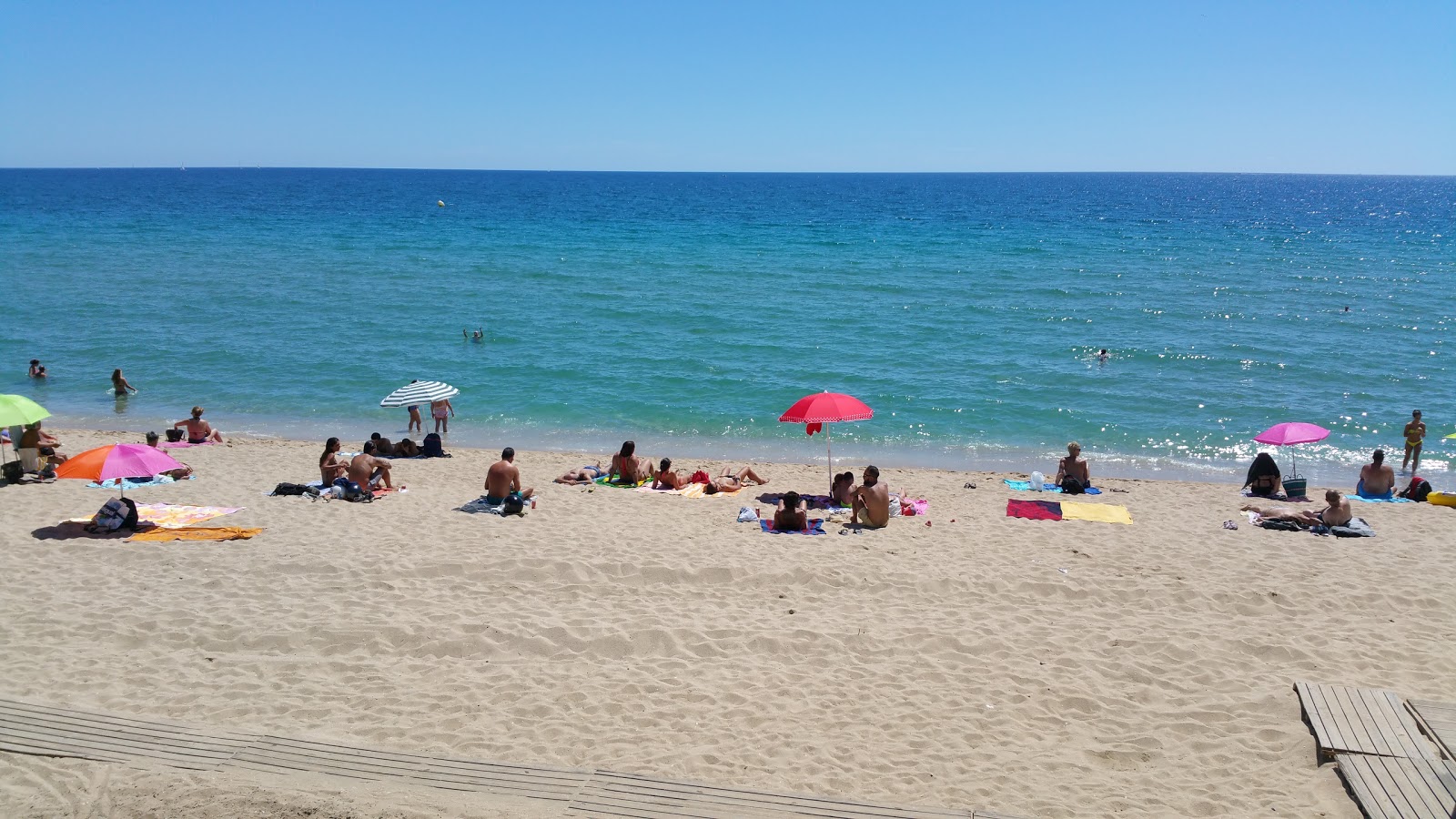 Photo de Plage de Montgat avec baie spacieuse
