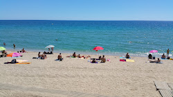 Photo de Plage de Montgat avec baie spacieuse