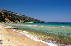 Photo de Koinira beach entouré de montagnes