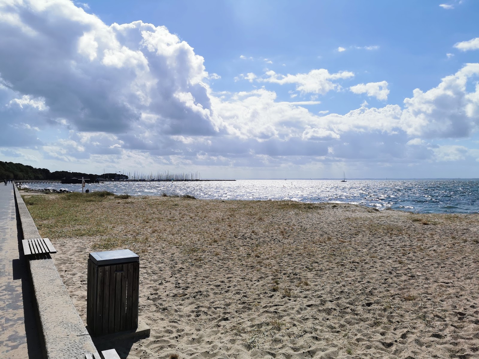 Fluepapiret Beach'in fotoğrafı imkanlar alanı