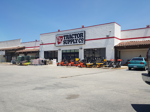 Home Improvement Store «Tractor Supply Co.», reviews and photos, 540 10th St #150, Floresville, TX 78114, USA