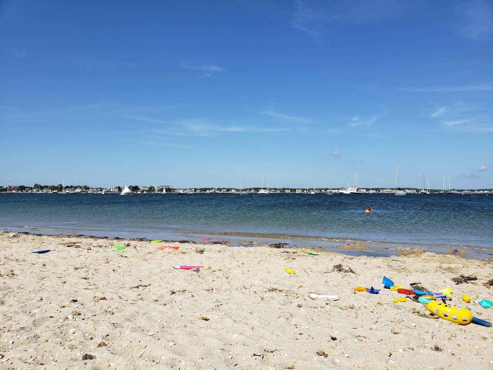 Foto de Kalmus Park Beach com meios de comunicação nível de limpeza