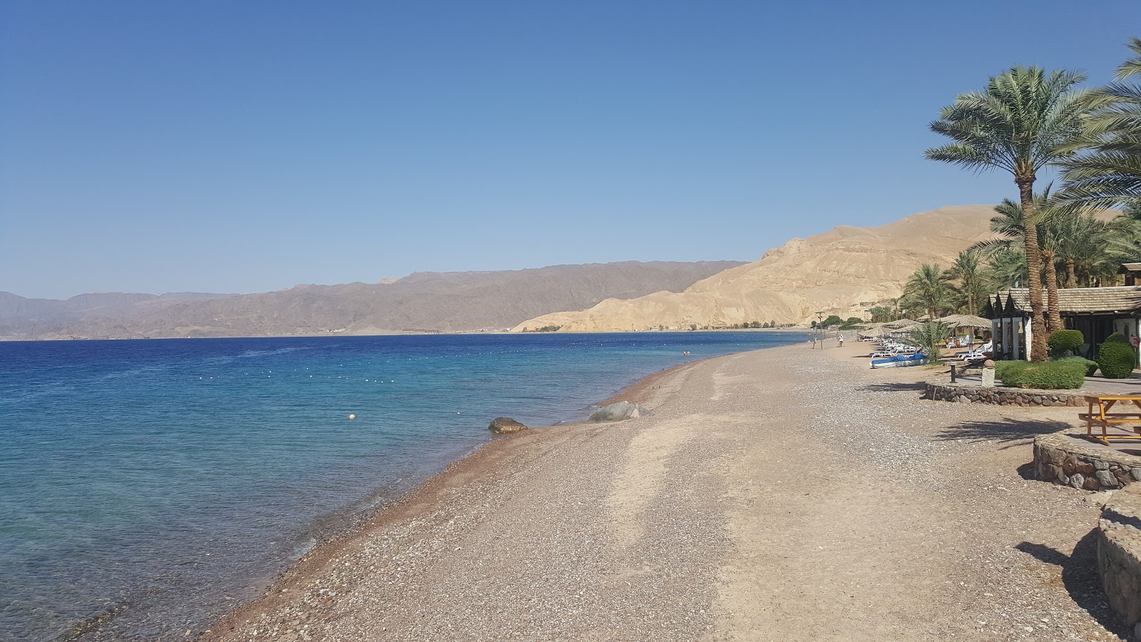 Foto van Movenpick Taba met zand met stenen oppervlakte