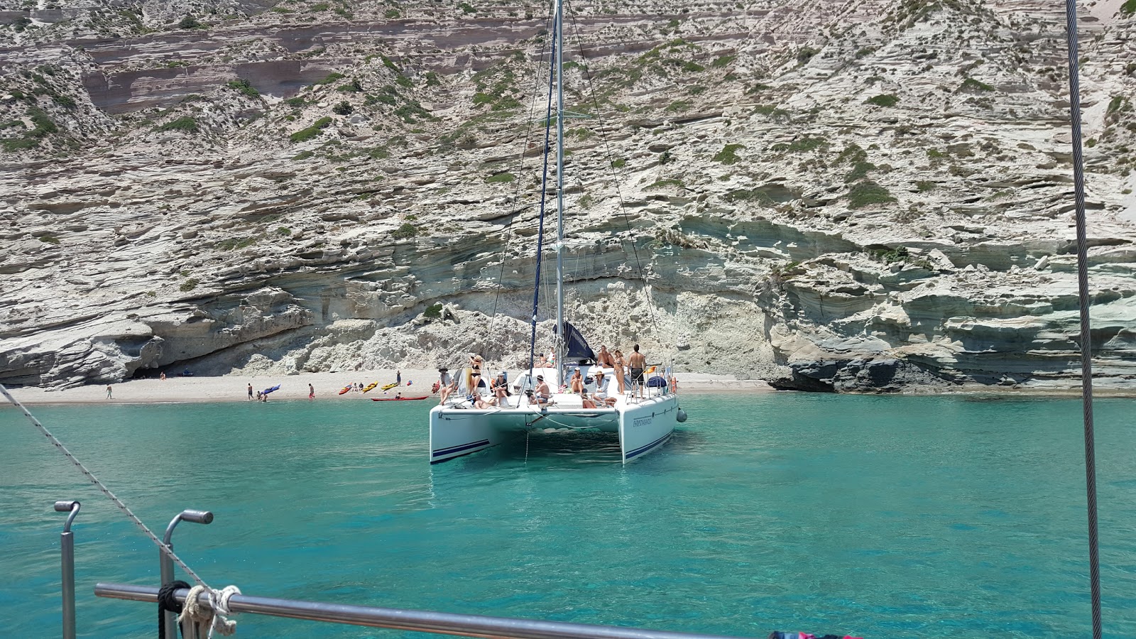 Photo de Plage de Kalamos protégé par des falaises