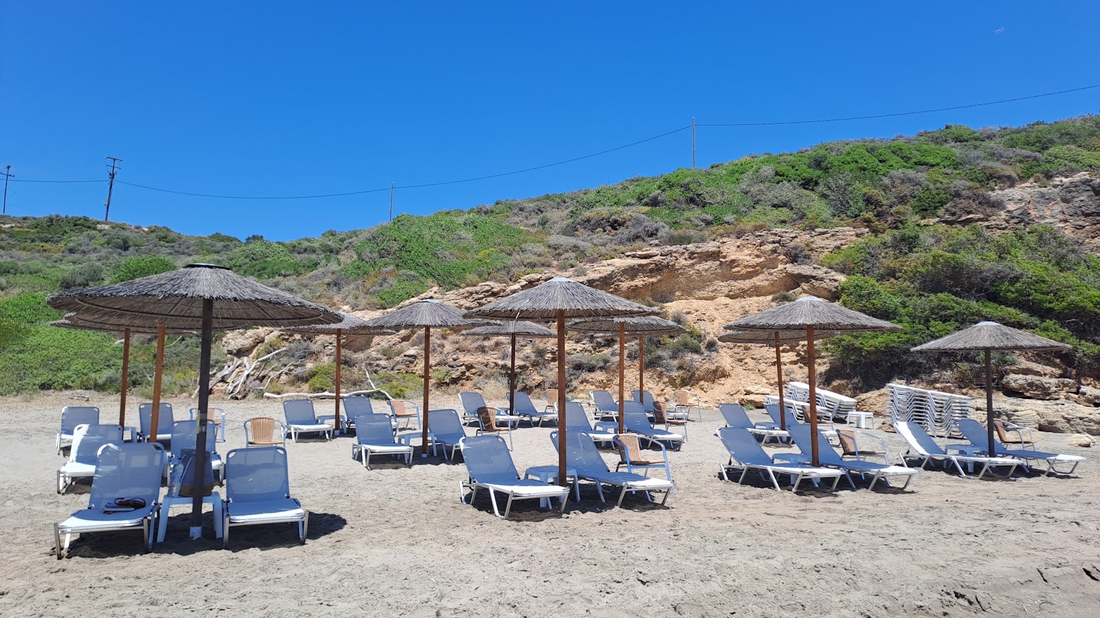 Foto von Nisakia Beach, Trinisa mit eine gerade küstenlinie