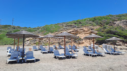 Foto von Nisakia Beach, Trinisa mit eine gerade küstenlinie