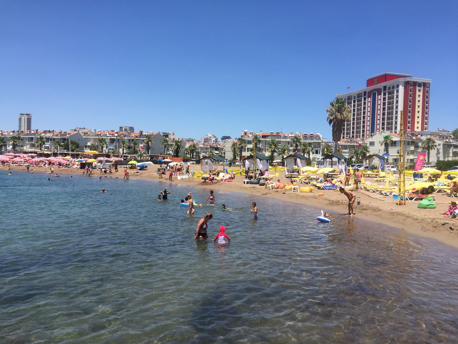 Foto von Ornekkoy Sahili mit brauner sand Oberfläche