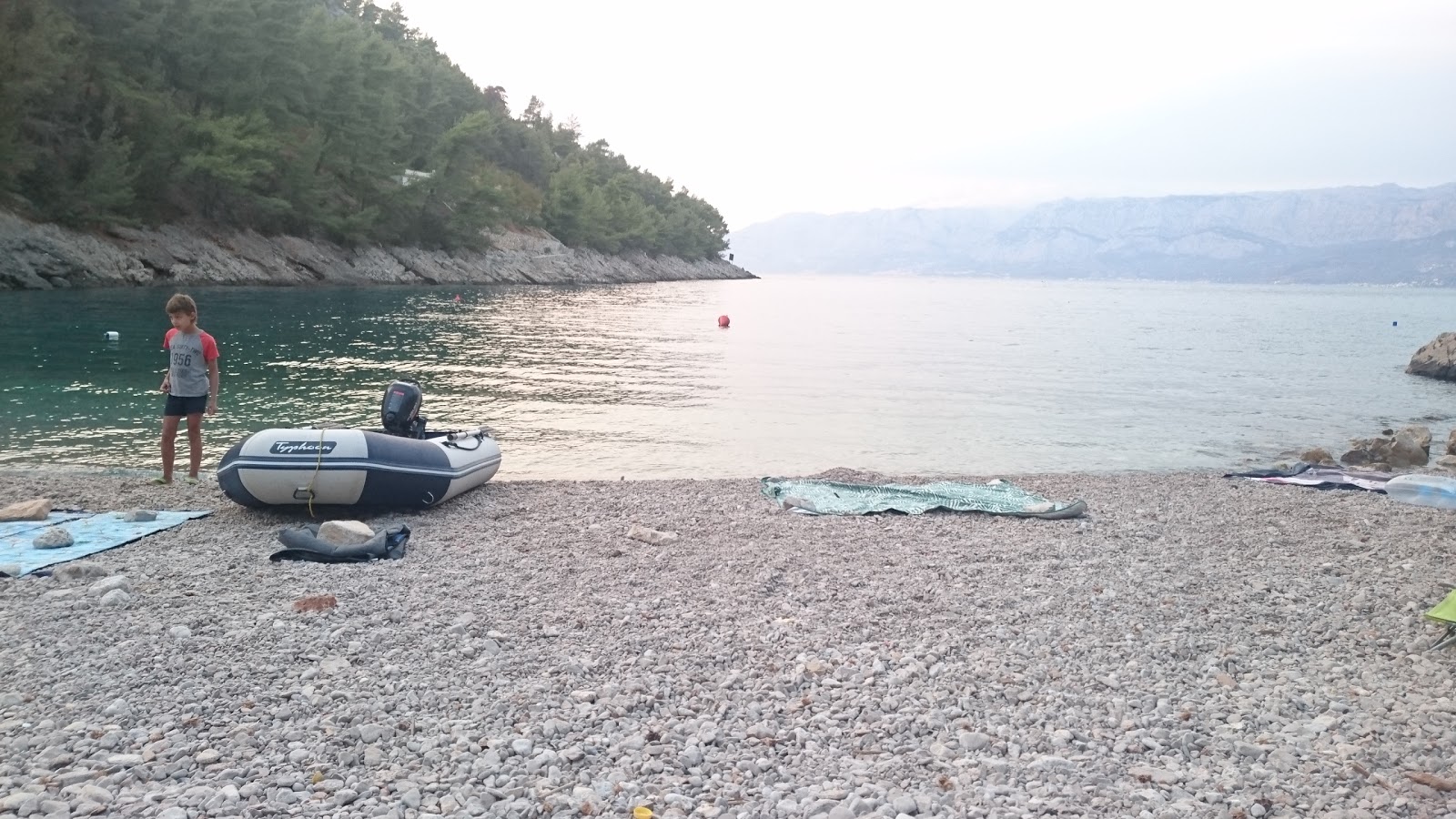 Foto von Mala Pogorila II beach von Klippen umgeben
