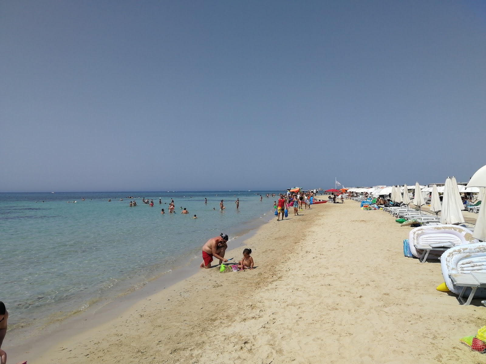 Fotografie cu beach Torre Pali cu o suprafață de apă pură albastră