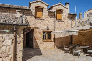 Casa Rural La Fuente del Poval en la provincia de Segovia, para 8 personas. Con billar, futbolín, WIFI, barbacoa y chimenea. image