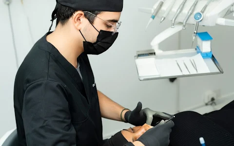 Dr Yaniv Danino - Dentiste Paris 17 image