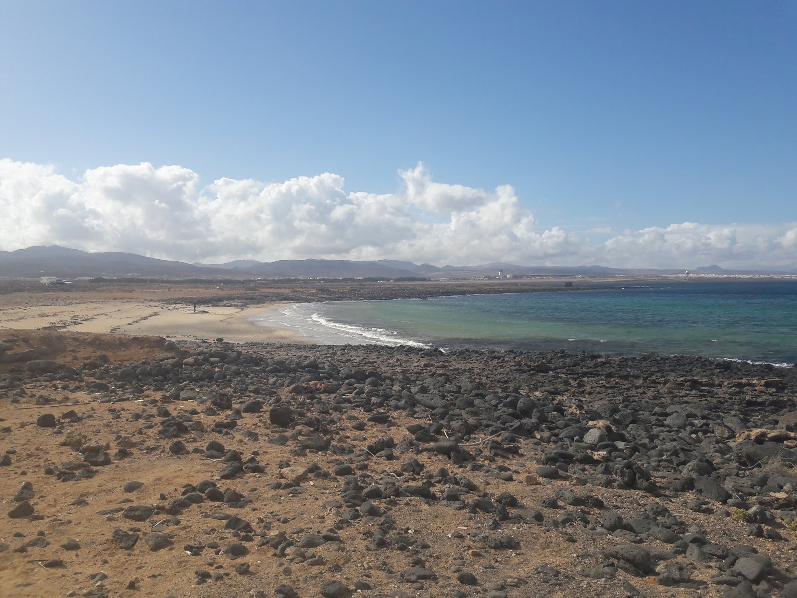 Playa Las Caletillas的照片 带有绿色纯水表面