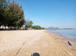 Foto von Sam Roi Yot Beach von Klippen umgeben