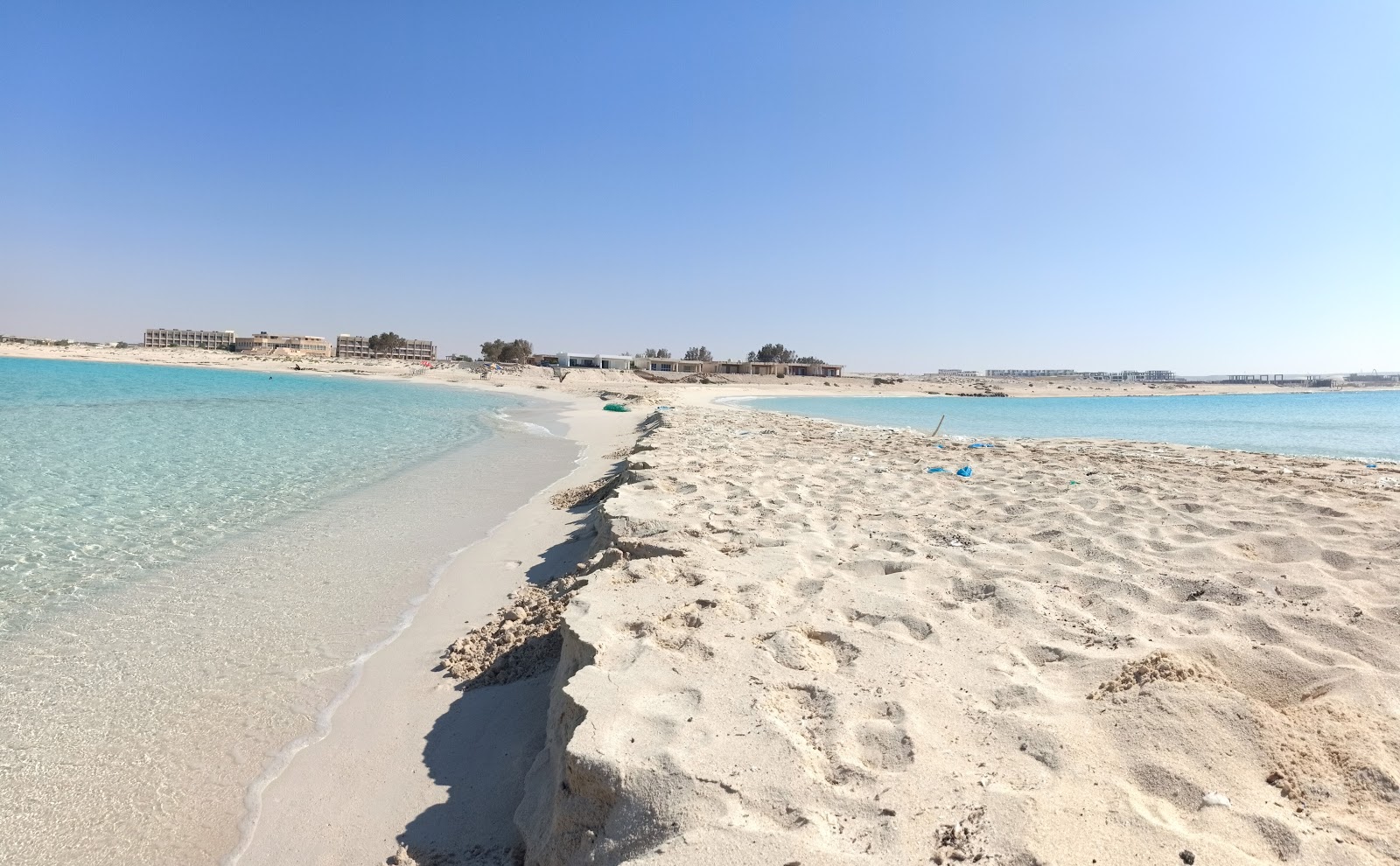 Zdjęcie Bagosh Beach z powierzchnią jasny, drobny piasek