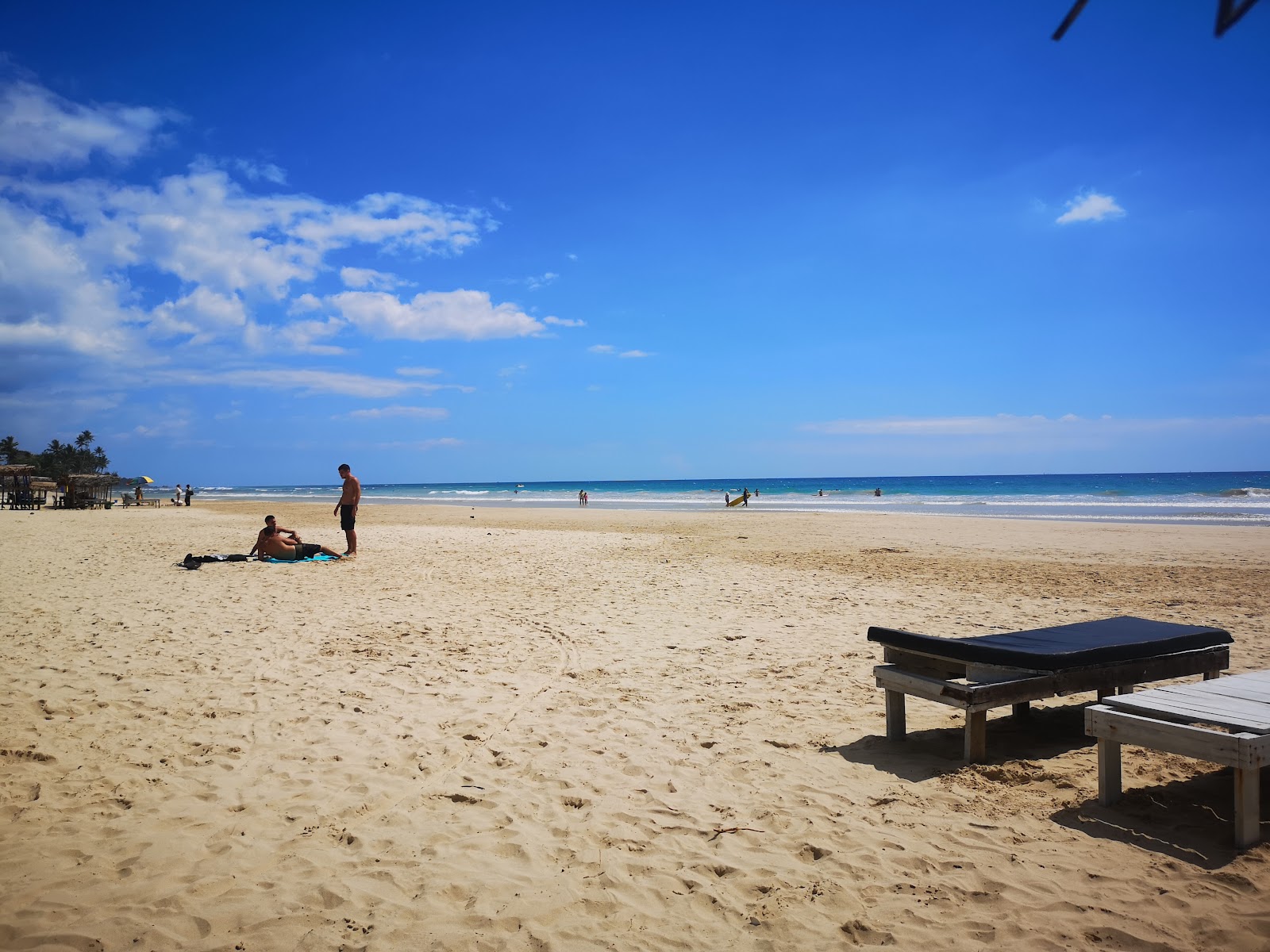 Valokuva Kabalana beachista. pinnalla kirkas hiekka:n kanssa