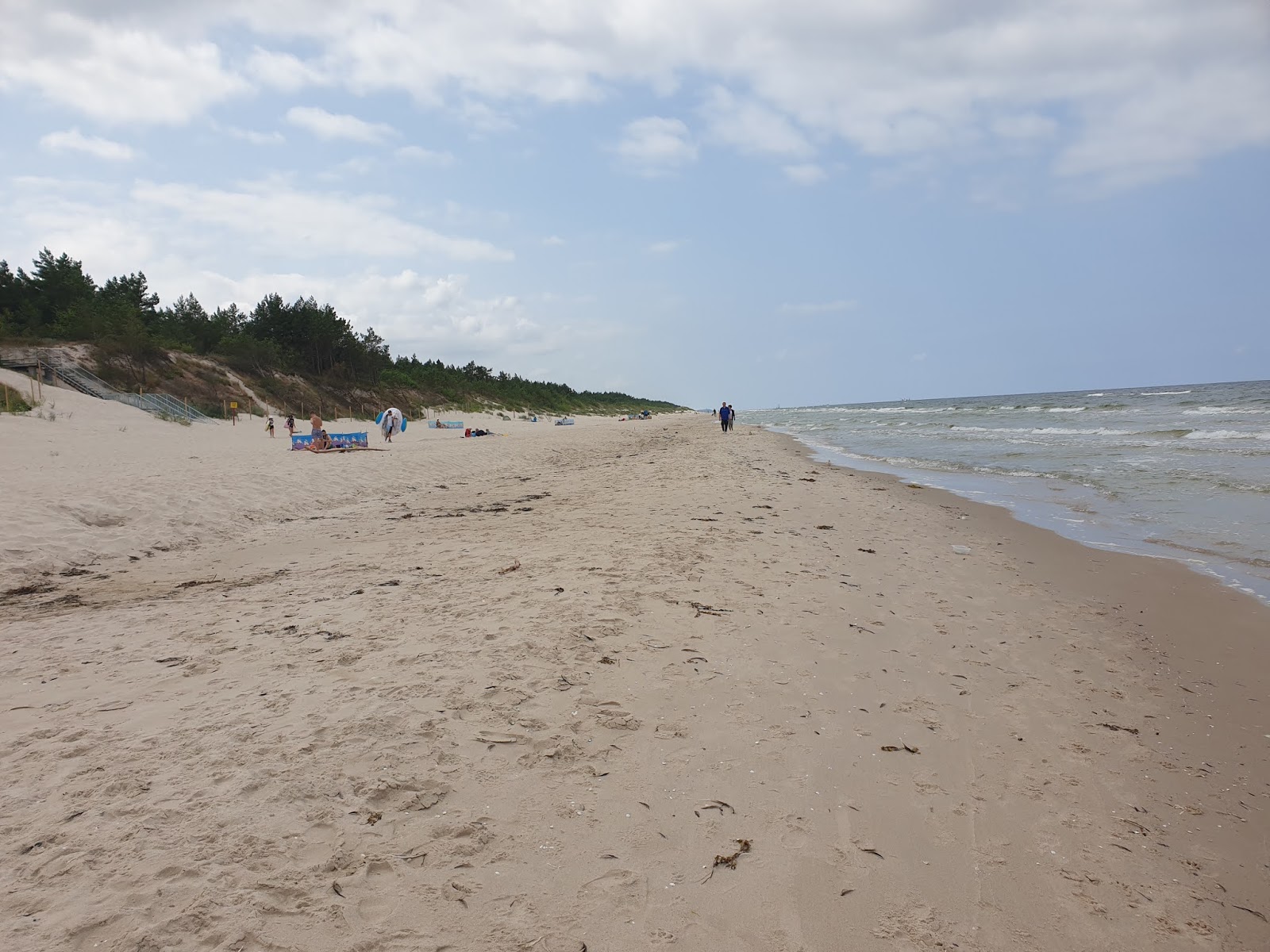 Foto von Mrzezynska Beach mit feiner beiger sand Oberfläche