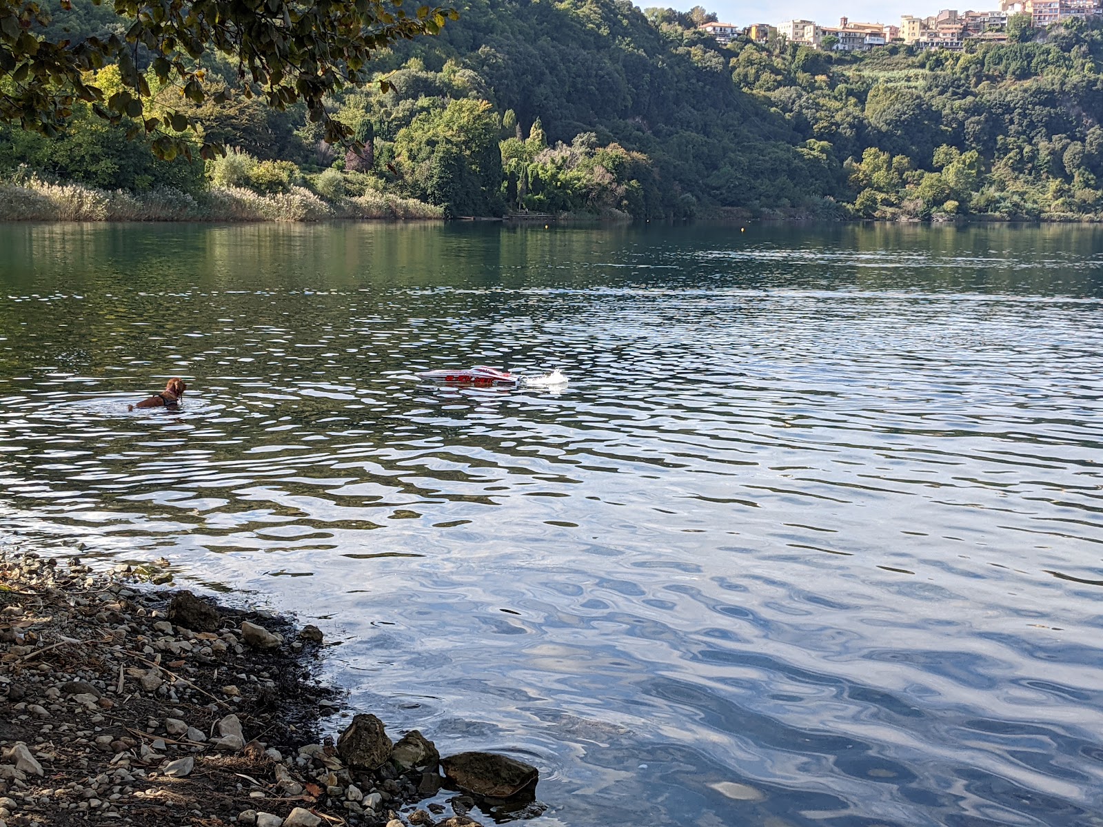 Valokuva Spiaggia Lago di Nemiista. - suosittu paikka rentoutumisen tuntijoille