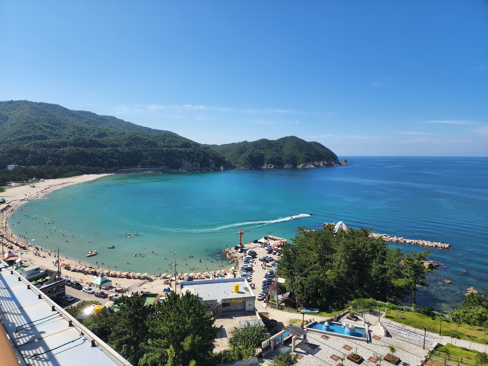 Jangho Beach的照片 带有碧绿色纯水表面
