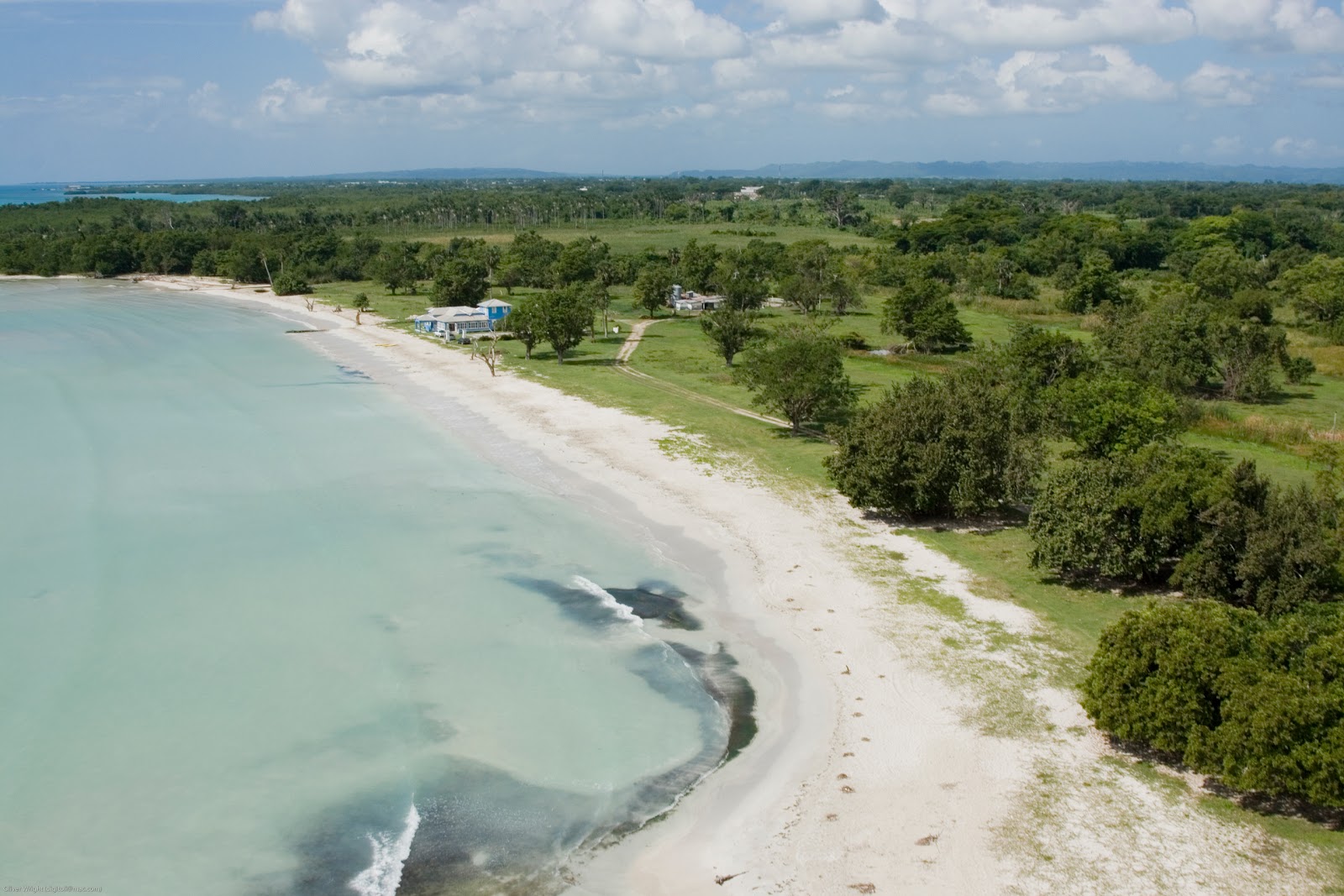 Foto de Westmoreland Parish Beach com areia bege superfície