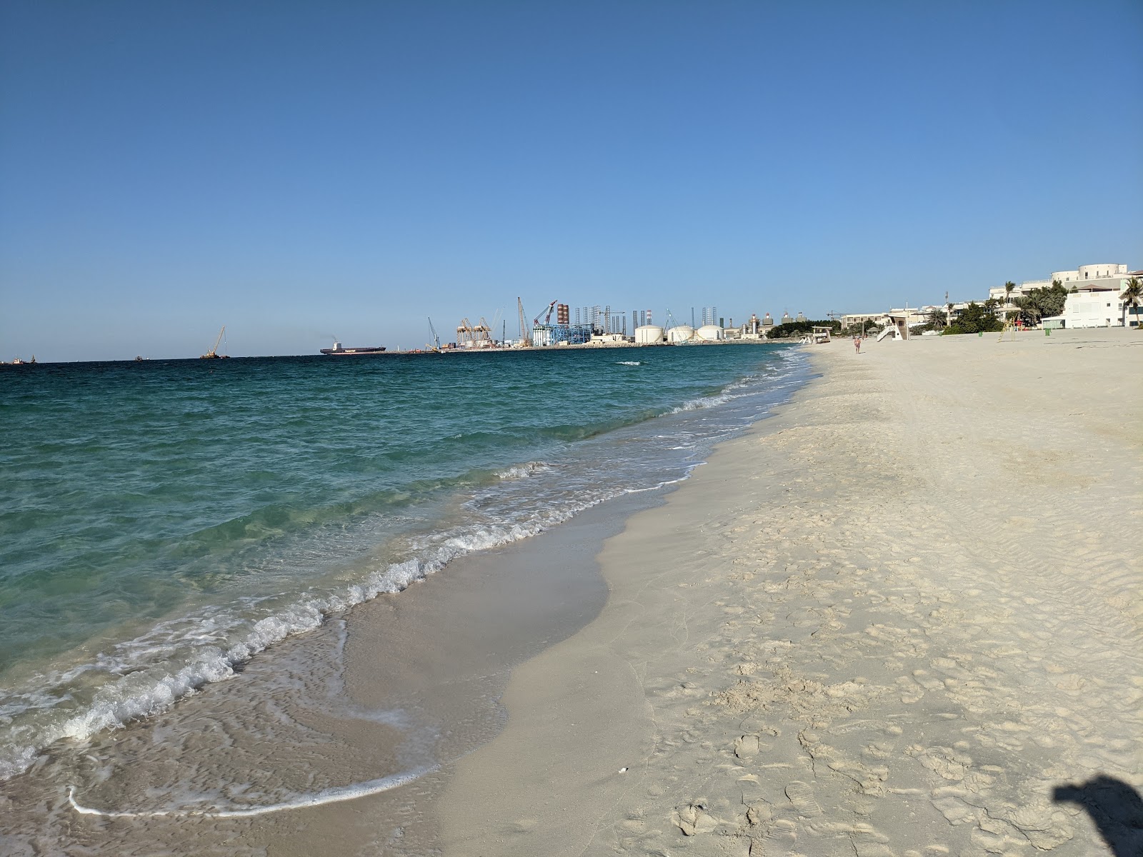 Foto di Al Khan beach con una superficie del sabbia beige