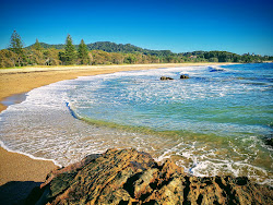 Foto von Charlesworth Bay Beach umgeben von Bergen