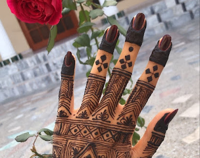 Dramatic henna art