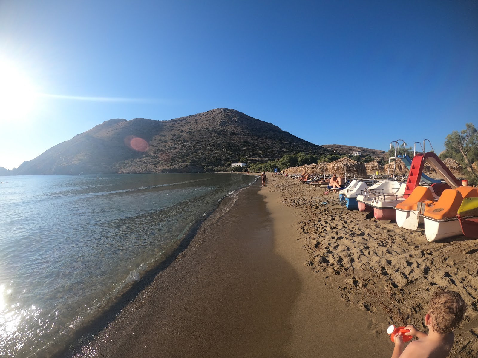 Galissas beach'in fotoğrafı uçurumlarla desteklenmiş