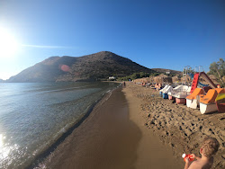 Galissas beach'in fotoğrafı uçurumlarla desteklenmiş
