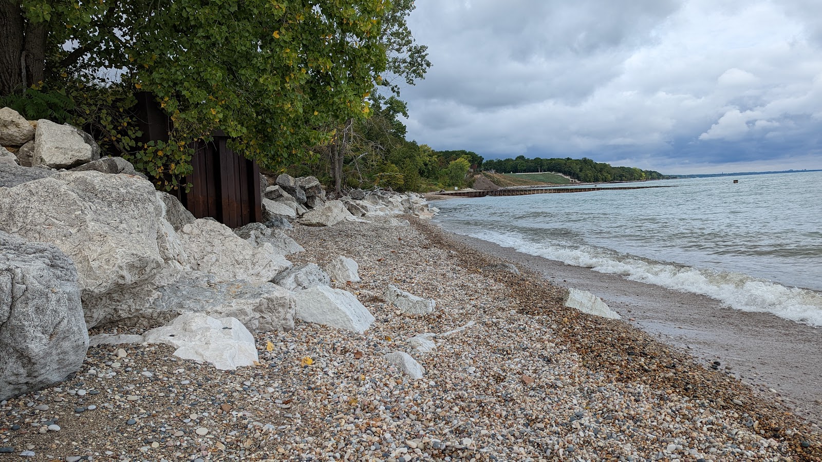 Maple Street Beach的照片 带有碧绿色水表面