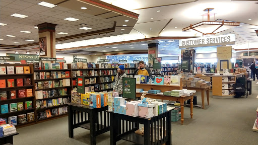 Book Store «Barnes & Noble Booksellers Maple Grove», reviews and photos, 8040 Wedgewood Ln N, Maple Grove, MN 55369, USA