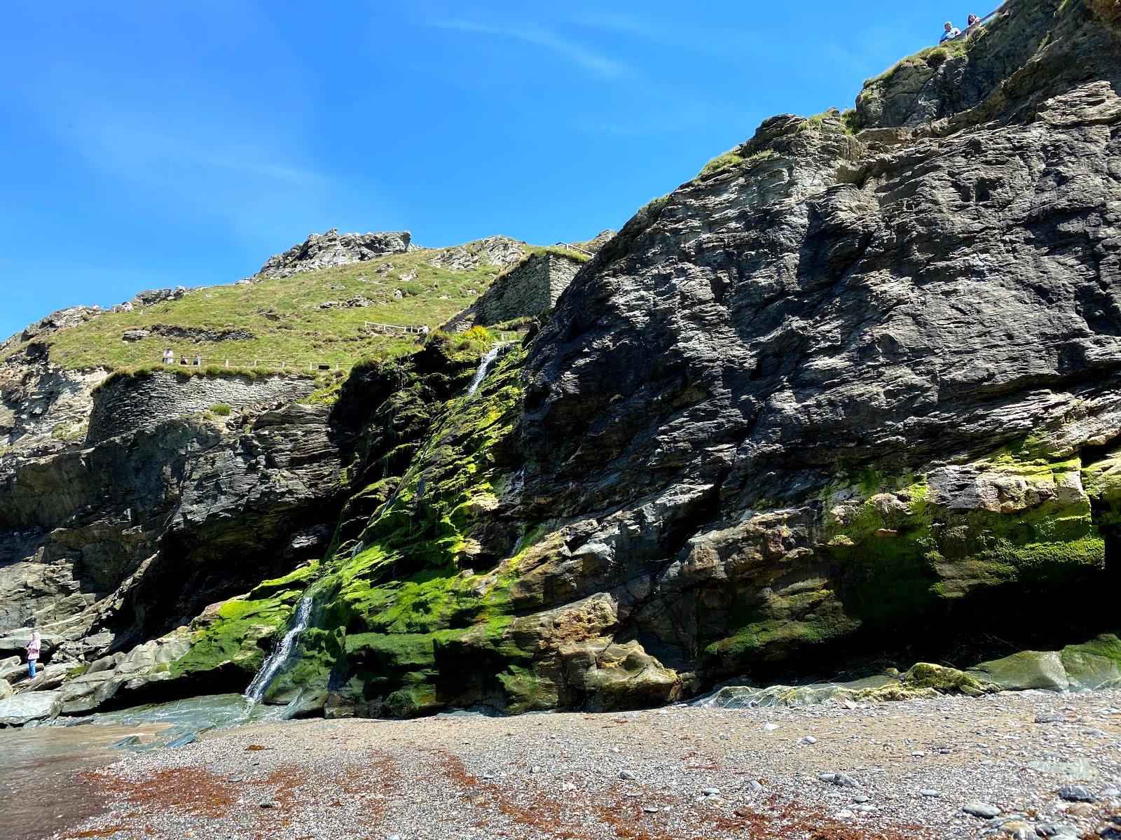 Foto av Tintagel Beach omgiven av berg