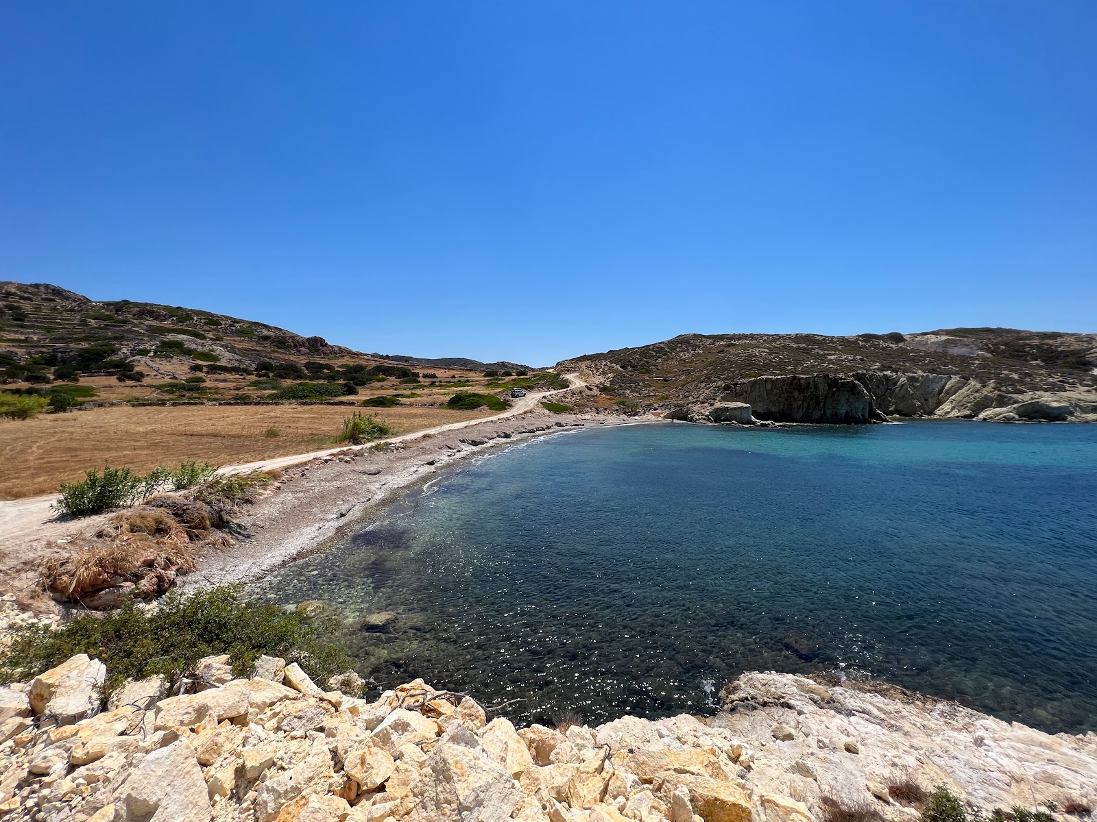 Foto de Lakos Beach con guijarros grises superficie
