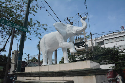 Patung Gajah Putih