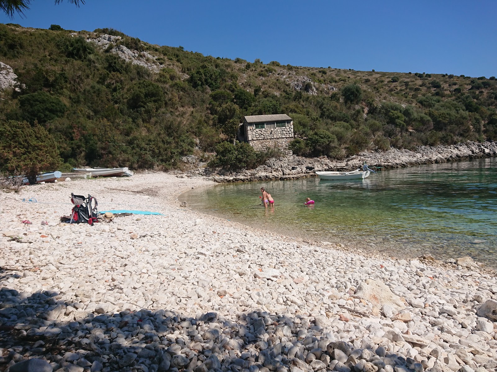 Brbinjscica Bay'in fotoğrafı uçurumlarla desteklenmiş