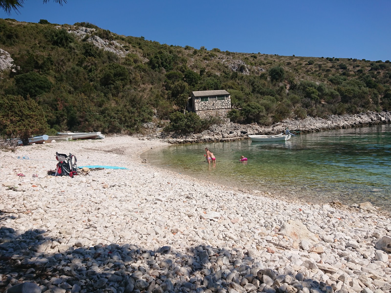 Foto av Brbinjscica Bay omgiven av berg