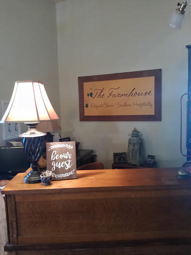 Lodge «The Farmhouse Inn», reviews and photos, 108 W Swan St, Centerville, TN 37033, USA