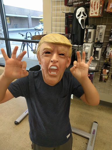 Thrift Store «Goodwill Store & Donation Center in Evanston», reviews and photos, 1916B Dempster St, Evanston, IL 60202, USA