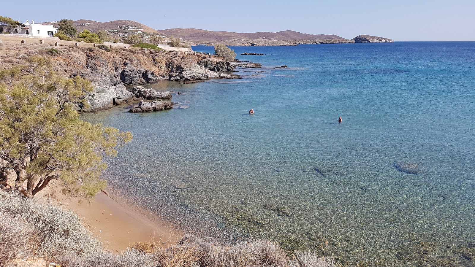 Foto di Paralia Kokkina con una superficie del sabbia marrone