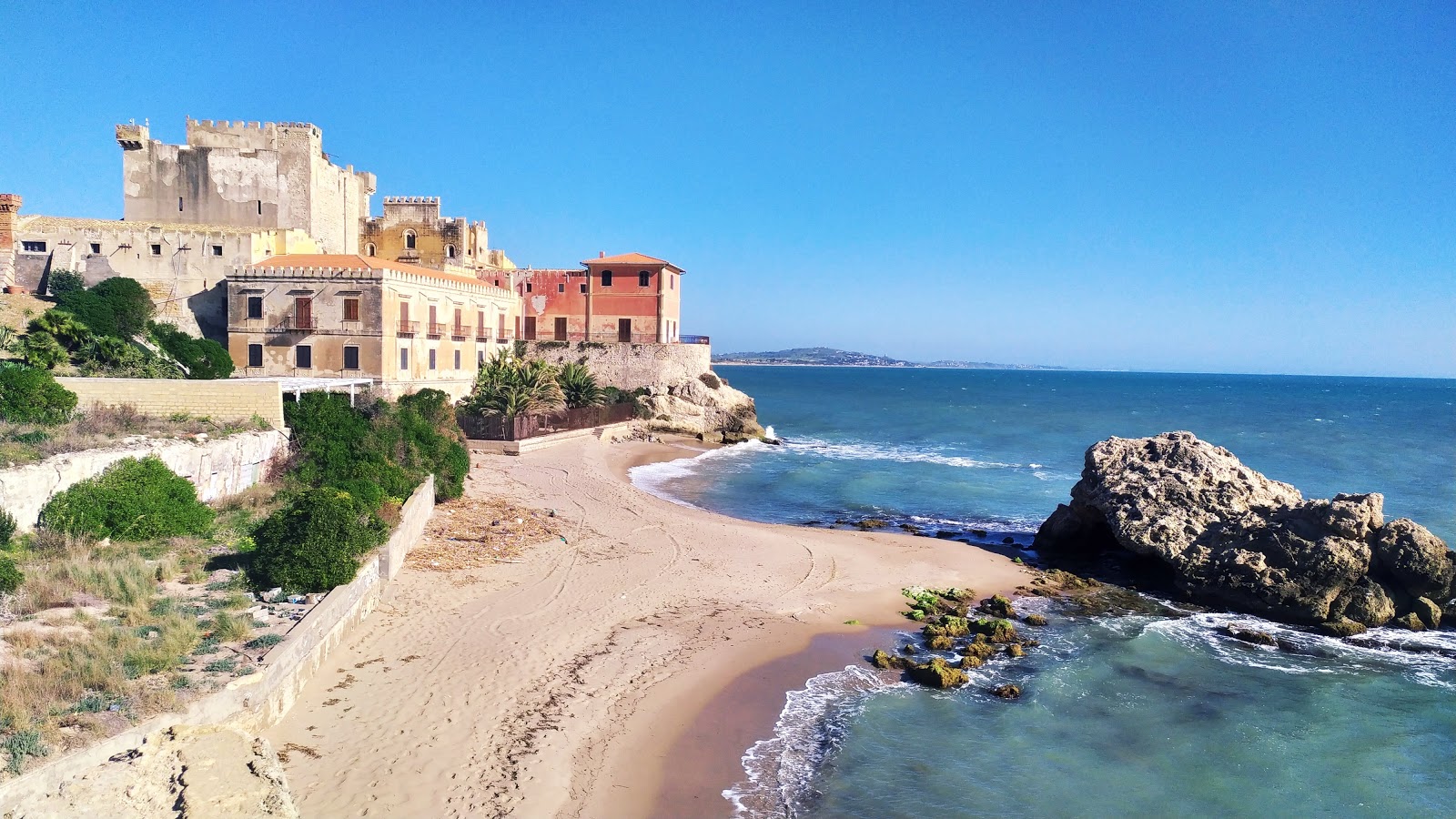 Spiaggia di Falconara的照片 带有碧绿色纯水表面