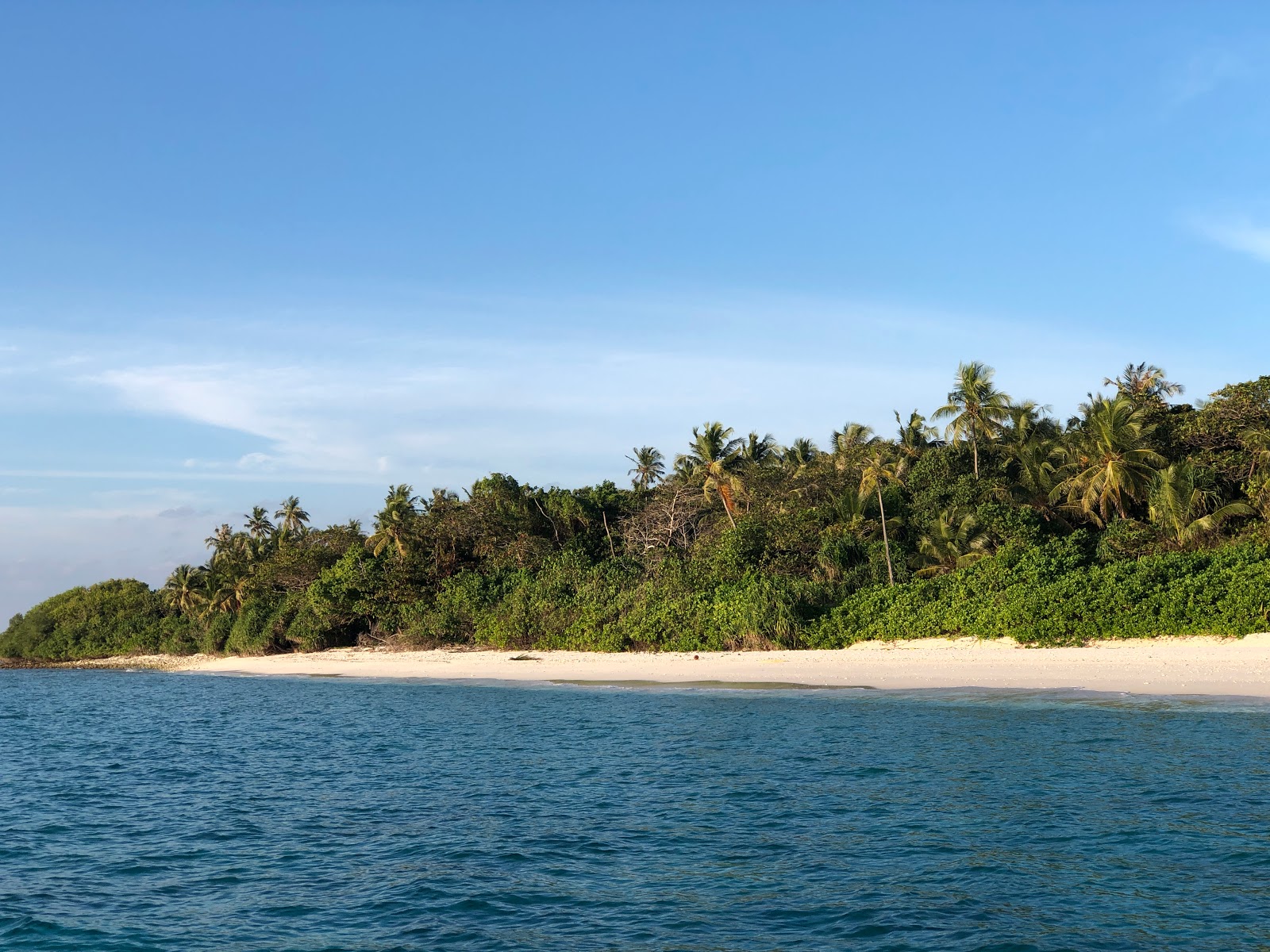 Foto av Tholhendhoo Beach med vit sand yta