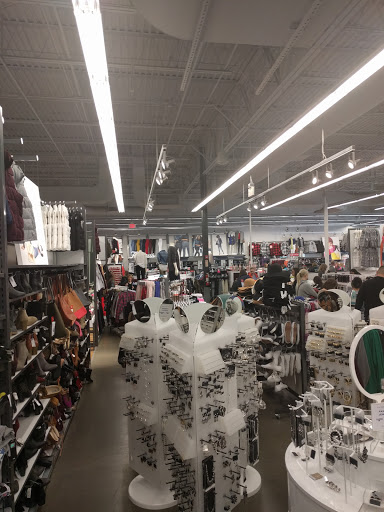 Clothing Store «Old Navy», reviews and photos, 19401 Alderwood Mall Pkwy, Lynnwood, WA 98036, USA