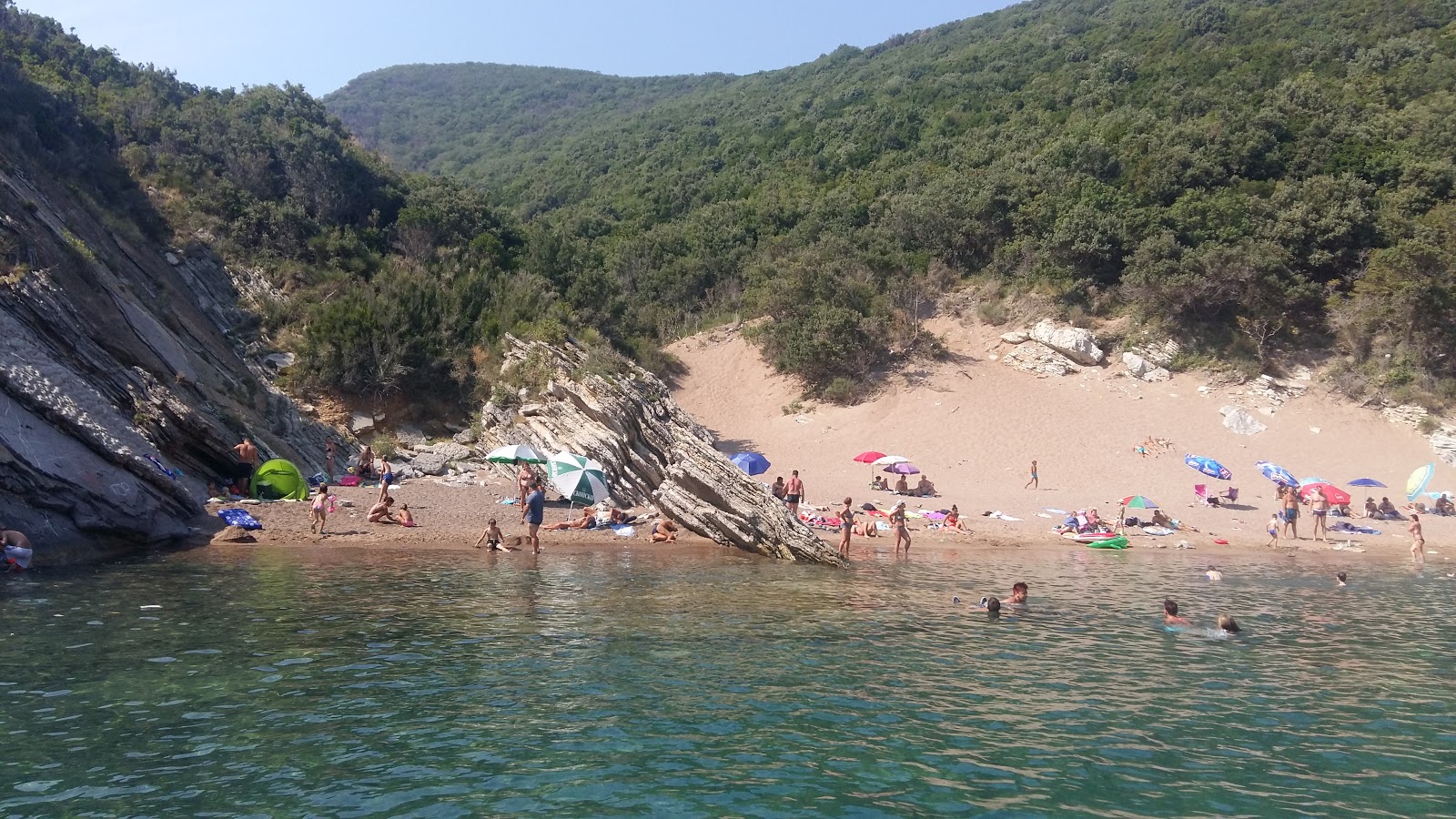 Foto von Kraljichina beach mit türkisfarbenes wasser Oberfläche