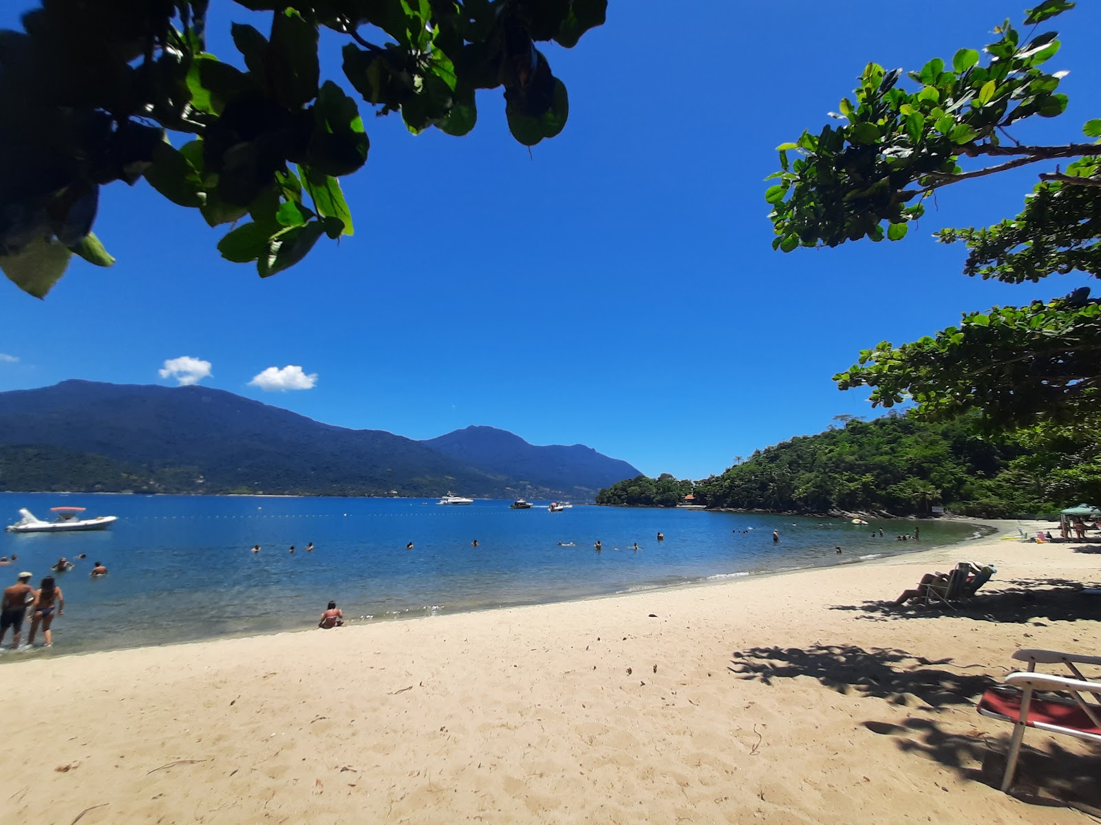 Foto di Spiaggia di Pitangueiras con una superficie del sabbia beige