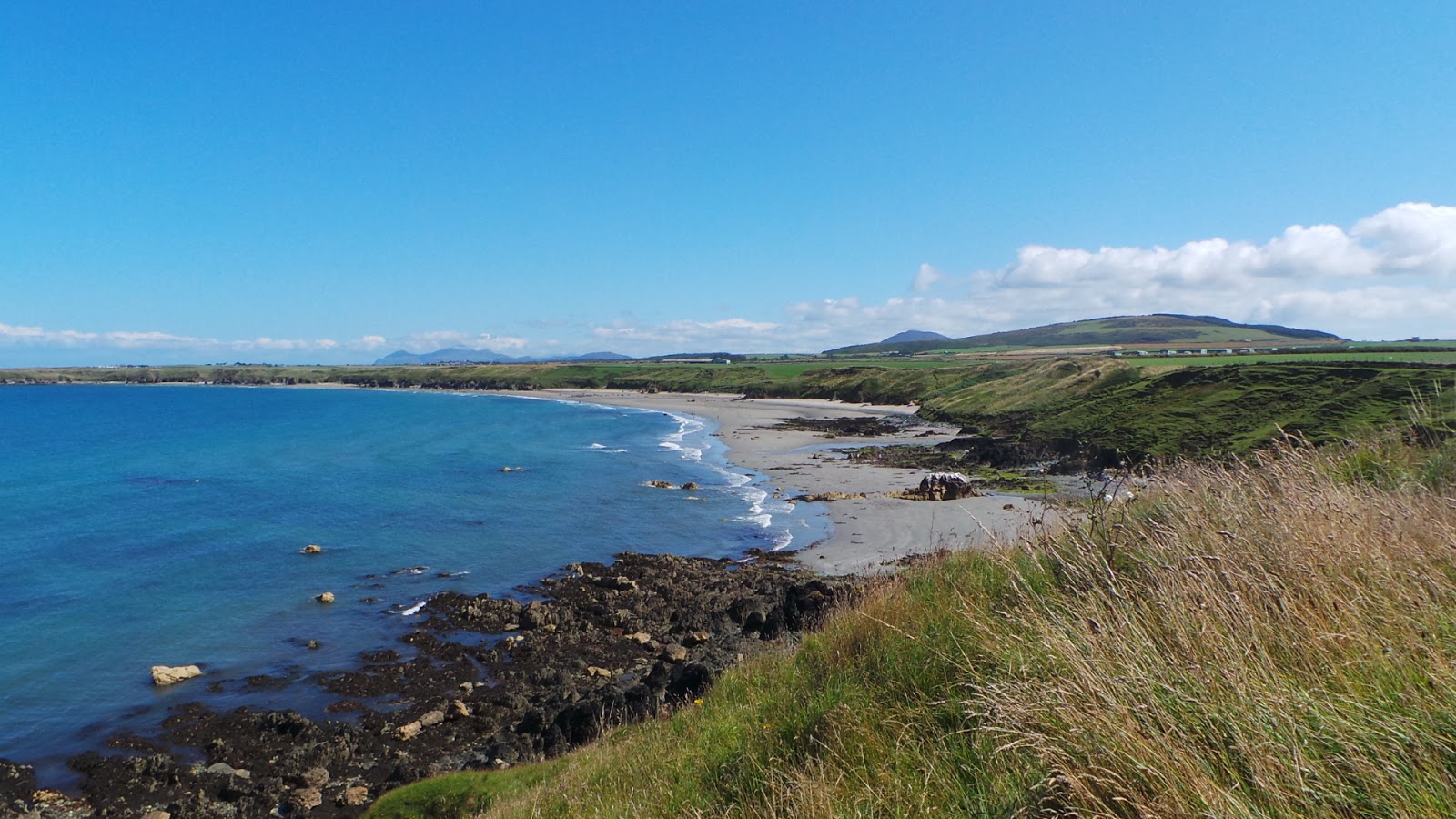 Photo de Traeth Penllech avec l'eau turquoise de surface