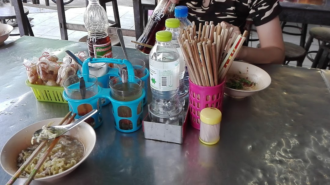 ร้าน ก๋วยเตี๋ยวเรือธงฟ้า (อุไรบ้านแพน)