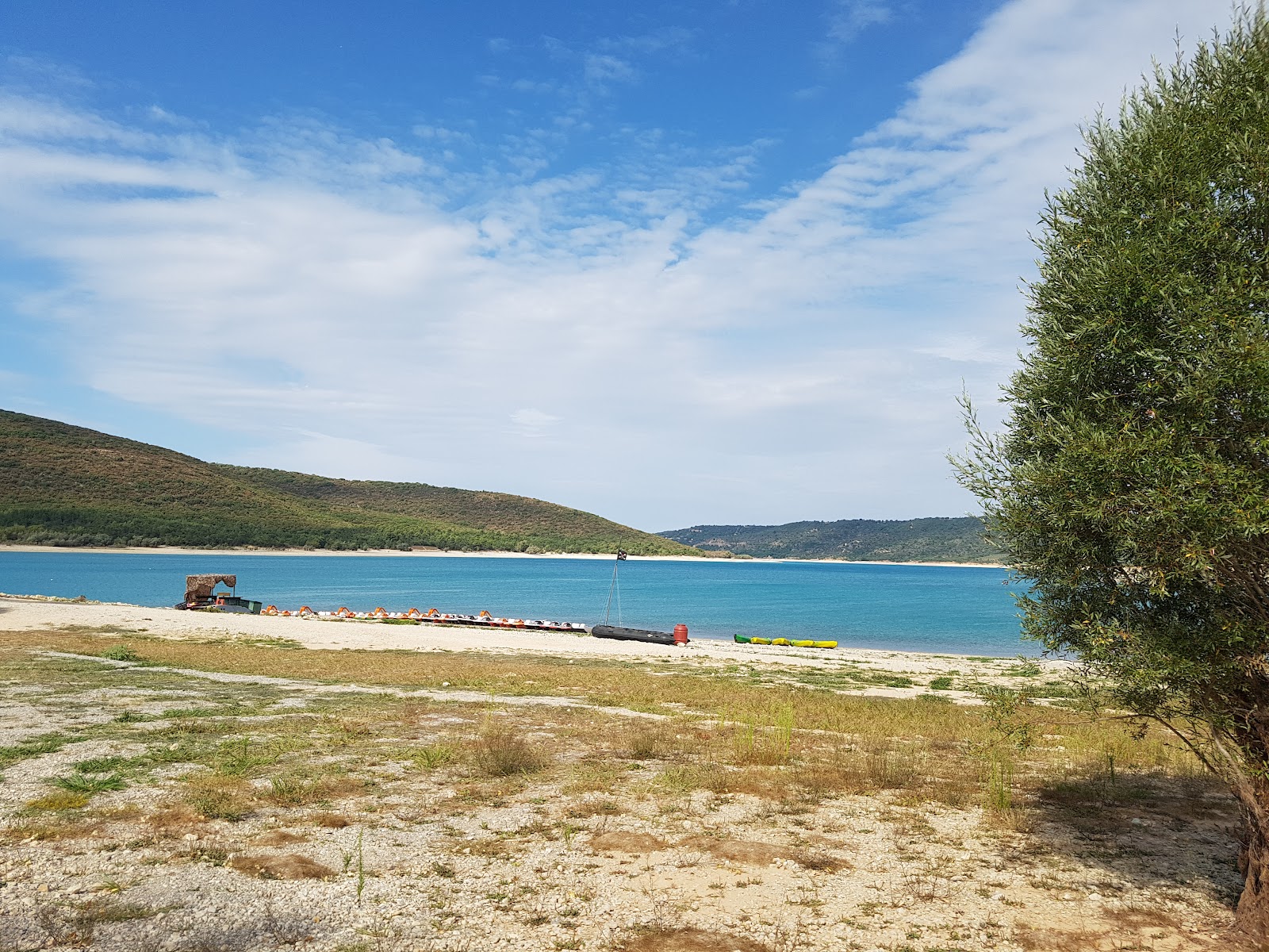 Foto de Verdon Plage con terreno rocoso superficie
