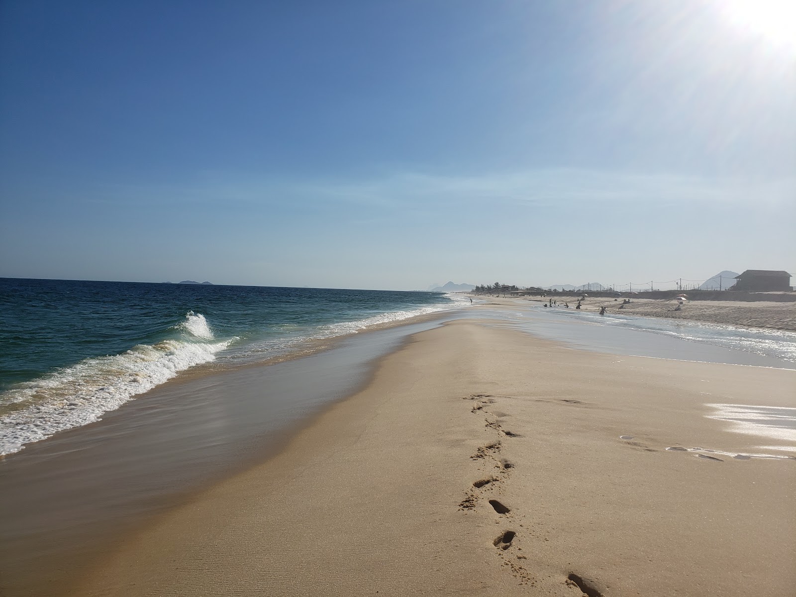 Fotografie cu Praia da Barra em Marica cu o suprafață de nisip fin strălucitor
